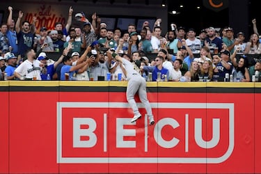 Ramón Laureano, dorsal 22 de los Atléticos de Oakland, realiza un salto casi imposible para intentar atrapar  un home run, ante la sorpresa del público que poblaba las gradas. Semejante exhibición de potencia y habilidad pudo verse durante el partido contra los Marineros de Seattle, en el T-Mobile Park de Seattle (Washington). 