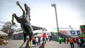 Aficionados y vendedores aparecen en las cercanías del estadio, a horas previas del encuentro. A pesar de los fuertes viento, Bravos expresó que se jugará.