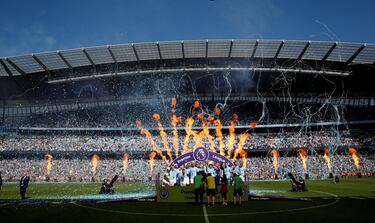 La plantilla del City celebra su título liguero.