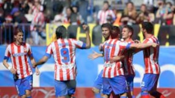 Filipe, Falcao, Cebolla, Koke y Ra&uacute;l Garc&iacute;a felicitan a Diego Costa por su gol.