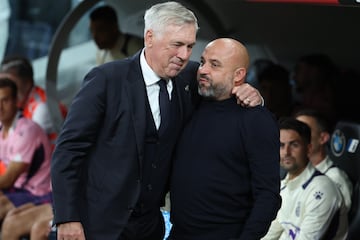 Ancelotti, junto a Manolo González, antes del partido.