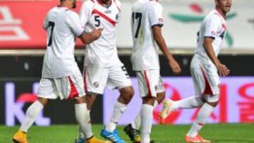 Celso Borges, segundo por la izquierda, celebrando un gol con Costa Rica.