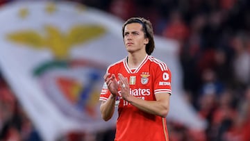 Álvaro Carreras aplaude durante el Benfica-Gil Vicente.