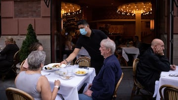 La gente come en un restaurante en Manhattan, despu&eacute;s de que el alcalde de la ciudad de Nueva York, Bill de Blasio, anunciara que se requerir&aacute; una prueba de vacunaci&oacute;n contra la enfermedad por coronavirus (COVID-19) para los clientes y el personal en restaurantes, gimnasios y otros negocios bajo techo en la ciudad de Nueva York, EE. UU. 