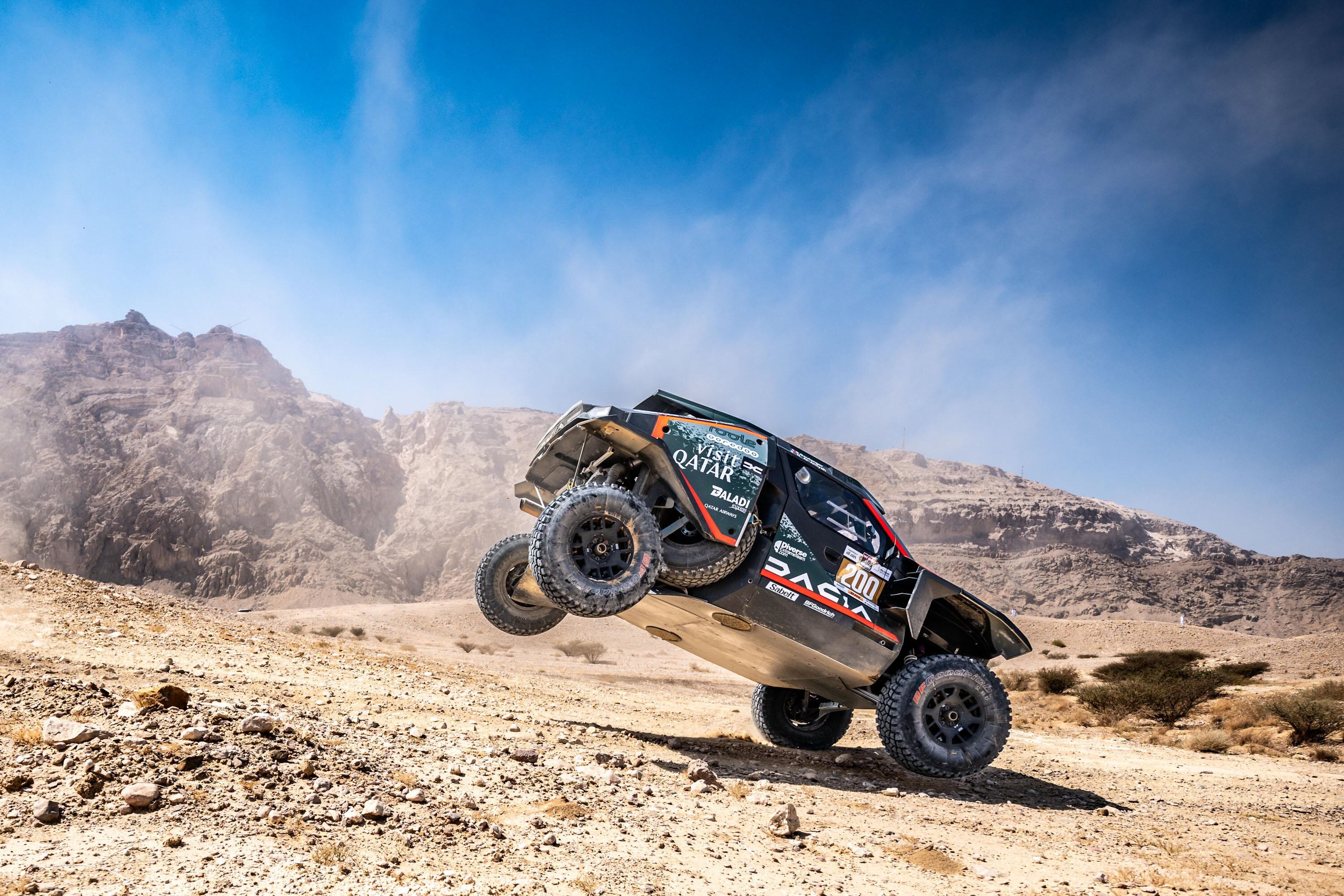 Nasser Al Attiyah con el Dacia del Dakar.