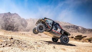 Nasser Al Attiyah con el Dacia del Dakar.