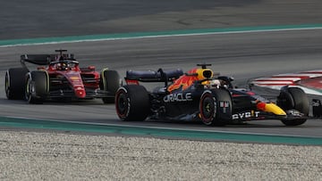 Carlos Sainz (Ferrari F1-75) y Max Verstappen (Red Bull RB18). Barcelona, España. F1 2022.