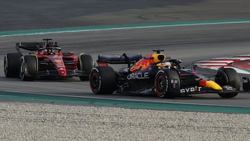 Carlos Sainz (Ferrari F1-75) y Max Verstappen (Red Bull RB18). Barcelona, Espa&ntilde;a. F1 2022.