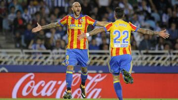 Zaza y Santi Mina celebran el gol del italiano en Anoeta ante la Real Sociedad.