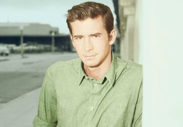 Después de la muerte de Rock Hudson se confirmó que Anthony Perkins, quien fuera su amante, y reconocido por salir en cintas como 'Psicosis', también contrajo dicha enfermedad.