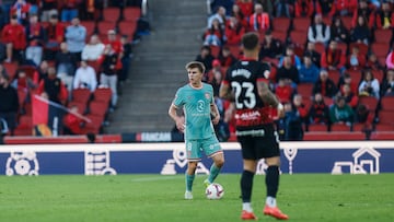 Pablo Barrios conduce el balón contra el Mallorca.