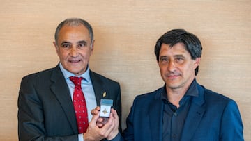 15-11-25. PABLO DÍAZ RECIBE LA INSIGNIA DE ORO DE LOS VETERANOS DEL SPORTING DE MANOS DE SU EX COMPAÑERO Y PRESIDENTE JOAQUÍN ALONSO.