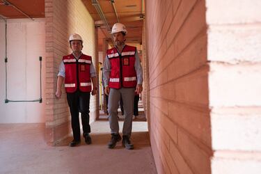 Mikel Arriola y Alejandro Irarragorri recorren instalaciones de la academia de futbol Atlas