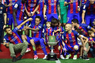 La Copa del Rey ha sido el único título que ha levantado el brasileño con el Barcelona en este curso. El único y el último, al igual que su entrenador Luis Enrique. La gestión de la plantilla no ha sido la más óptima y lo han acabado pagando llegando justos a muchas citas importantes. Pese a ello, el Barça se impuso por 3-1 al Alavés en la final con goles de Messi, Alcácer y Neymar.