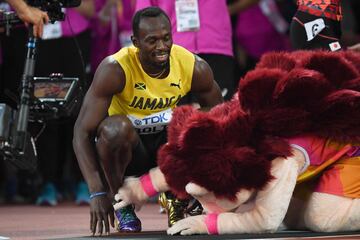 La mascota bromea con Usain Bolt.