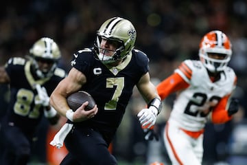 Taysom Hill of the New Orleans Saints rushes for a fourth quarter touchdown against the Cleveland Browns.