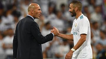 Zidane da la mano a Benzema.