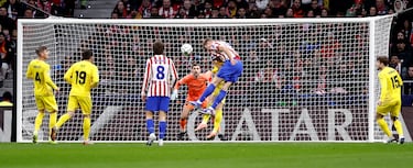 Sorloth se eleva con potencia para rematar el centro diagonal de Hancko tras la descarga de Julián, conectando un cabezazo preciso que se cuela pegado al palo izquierdo.