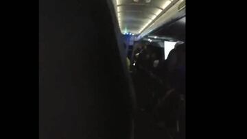 La reacción de colombianos en avión tras quedar eliminados