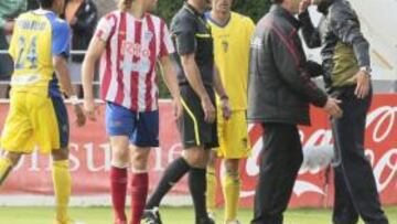 <b>POLÉMICA. </b>El técnico del Cádiz, Jose González, se queja al árbitro, que sonríe.