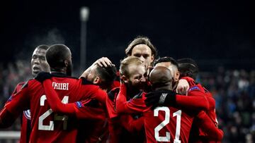Soccer Football - Europa League - Ostersunds FK vs FC Zorya Luhansk - Jamtkraft Arena, Ostersund, Sweden - November 23, 2017 - Ostersund&#039;s Curtis Edwards (C) celebrates with teammates after scoring the opening goal. TT News Agency/Robert Henriksson via REUTERS   ATTENTION EDITORS - THIS IMAGE WAS PROVIDED BY A THIRD PARTY. SWEDEN OUT. NO COMMERCIAL OR EDITORIAL SALES IN SWEDEN