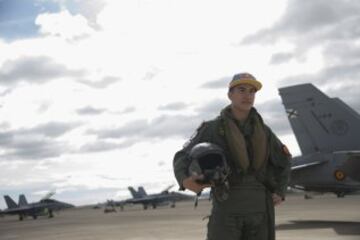 El piloto de Suzuki Maverick Viñales  ha pilotado el avión de combate F-18 de la Base Aérea de Zaragoza, con el que ha pasado del asfalto del circuito de MotorLand, donde competirá el próximo domingo en MotoGP, al cielo de Aragón. Viñales, cuyo nombre, Maverick, se debe al fervor que sentía su padre, Ángel, por el protagonista de la película "Top Gun" que protagonizaba Tom Cruise, y en el que interpretaba el papel de un piloto de combate, ha logrado hoy hacer realidad otra de sus pasiones al subirse a un caza del ejército español.