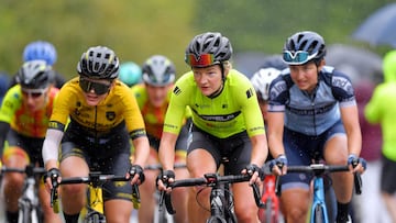 Imagen de la ciclista británica Claire Steels durante una carrera con el Sopela.