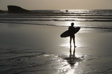 El chileno Nicolas Vargas espera entrar al agua durante los ISA World Surfing Games en Biarritz, Francia.