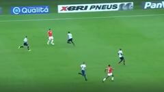 ¡Entre 3! El genial pase de Palacios en su debut con Inter