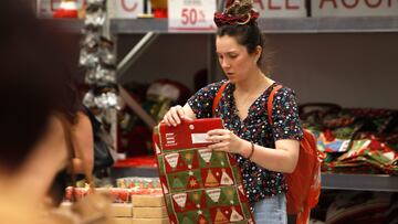 Imagenes referenciales de articulos navideños, previo a las festividades de fin de año.