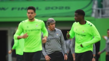 Manuel Pellegrini, al fondo en un entrenamiento.