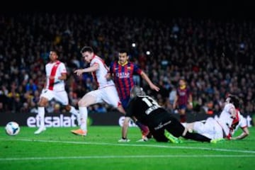 Pedro Rodríguez del FC Barcelona marca el cuarto gol de su equipo durante el partido de la Liga entre el FC Barcelona y el Rayo Vallecano