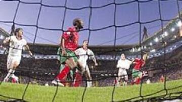 <b>OCASIÓN</b>. Ricardo, meta portugués, desvía una de las pocas pelotas que llegaron con peligro a su portería.