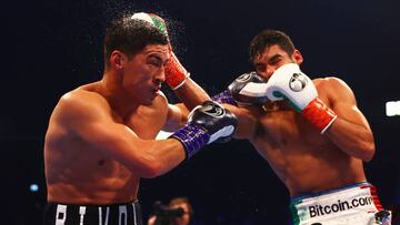 Dmitry Bivol y Gilberto Ramírez durante el combate.