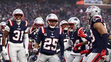 Patriots head coach Mike Vrabel, Patriots Hall of Famer Andre Tippett, and New England’s entire roster of players signed a card for a WWII veteran.