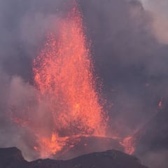 La Palma volcano "should be bombed" to divert lava flow