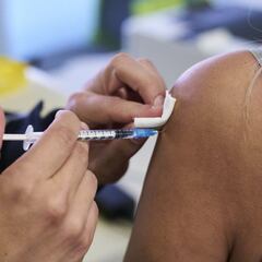 Detectan problemas cardíacos en jóvenes a los cuatro días de recibir la vacuna