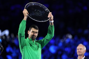 El serbio Novak Djokovic alza el escudo de subcampeón tras su derrota ante el español Carlos Alcaraz en la final individual masculina del día 15 del Abierto de Australia.