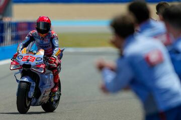 El equipo de Ducati felicita a Marc Márquez tras la carrera. 