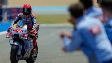 El equipo de Ducati felicita a Marc Márquez tras la carrera. 