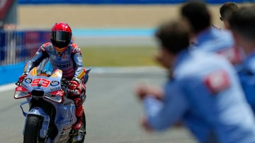 El equipo de Ducati felicita a Marc Márquez tras la carrera. 