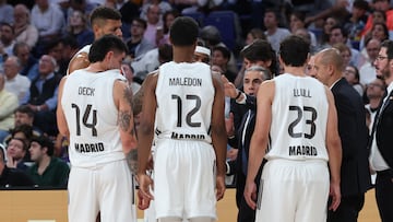 Edy Tavares, Gaby Deck, Theo Maledon, Chuma Okeke y Sergio Llull escuchan las indicaciones de Sergio Scariolo en un tiempo muerto del partido del martes ante el Partizán de Belgrado.