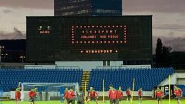 <b>EN EL PASIENKY STADION. </b>Los rojiblancos se ejercitaron a última hora de la tarde de ayer en el campo en el que hoy quieren lograr su primera victoria de la temporada.