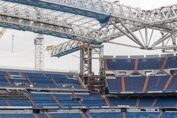 Los trabajos de remodelación del estadio del Real Madrid siguen sin pausa. A unos días del estreno los esfuerzos se centran en el terreno de juego.