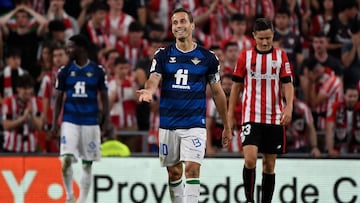 Real Betis' Spanish midfielder Sergio Canales reacts during the Spanish league football match between Athletic Club Bilbao and Real Betis at the San Mames stadium in Bilbao on May 4, 2023. (Photo by ANDER GILLENEA / AFP)