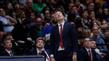 BADALONA (BARCELONA), 20/11/2022.- El entrenador lituano del Barça Sarunas Jasikevicius mira el marcador durante el partido de la jornada 8 de la Liga Endesa que Joventut de Badalona y Barça disputan hoy domingo en el Pabellón Olímpico de Badalona. EFE/Quique García