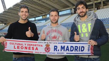 Los tres madridistas de la cultural: Iv&aacute;n Gonz&aacute;lez, Antonio Mart&iacute;nez y Jos&eacute; Le&oacute;n posaron para AS en el Reino de Le&oacute;n.