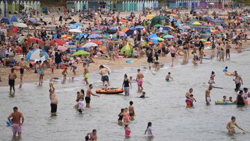 Bournemouth (United Kingdom), 08/08/2020.- People gather to relax on the beach and seafront in Bournemouth, Britain, 08 August 2020. Britain is in the midst of a heatwave which could see record breaking temperatures according to some media reports. Several beaches around Bournemouth and Poole have been labelled as 'red alert' because of the size of crowds - making it impossible to stay a safe distance apart and minimise coronavirus risks. (Reino Unido) EFE/EPA/NEIL HALL