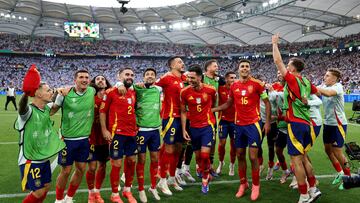 Los jugadores de la selección española celebran el pase a la semifinal en el Stuttgart Arena.