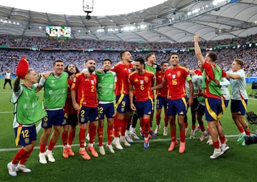 Los jugadores de la selección española celebran el pase a la semifinal en el Stuttgart Arena.